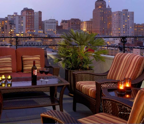 Terasă pe acoperiș plante mobilier tapițat portocaliu grup de scaune lemn de grădină Mobilier tapițat portocaliu de pe acoperiș