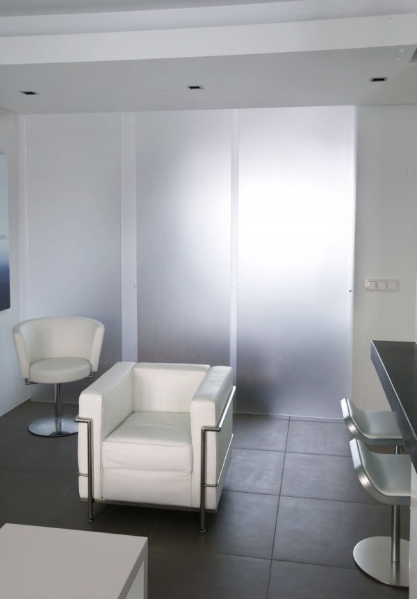 Ușile glisante separă zona de living de dormitor usi glisante zona de living separare dormitor