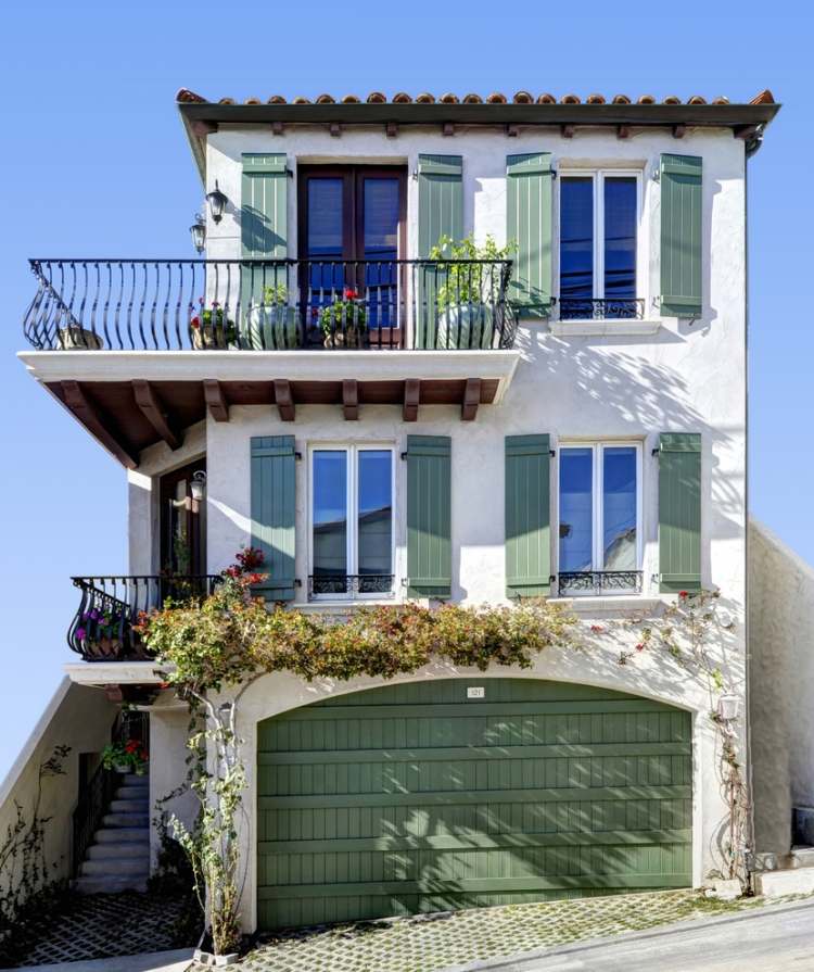 Cultivați plante cățărătoare afară și lăsați-le să crească pe fațada casei Plante cățărătoare-balcon-terasă-casă-obloane-albe-verde-mediteraneene