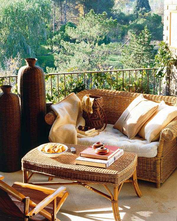 balustradă metalică balcon plante cățărătoare mobilier din ratan și vaze balustrada balcon metalic plante cataratoare mobilier din ratan
