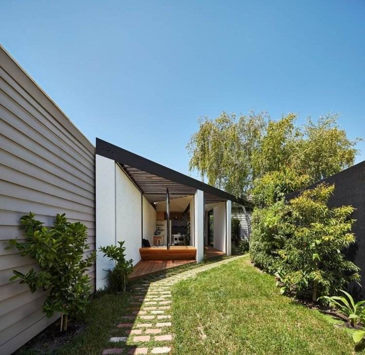 vopsea-clincher-alb-interior-fațadă-curte-gazon-tufișuri-drum de grădină