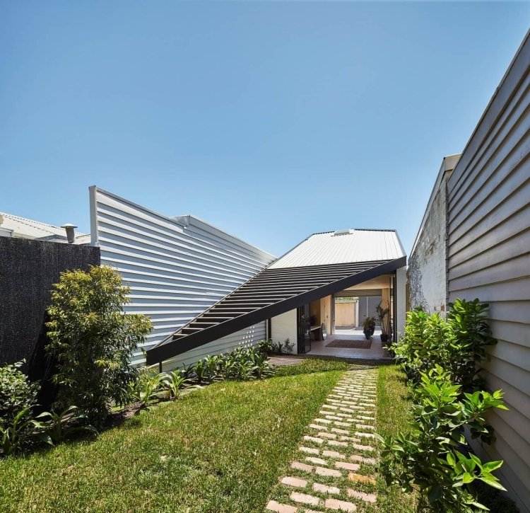 vopsea-clincher-alb-interior-casă-fațadă-acoperiș-grădină-unghi