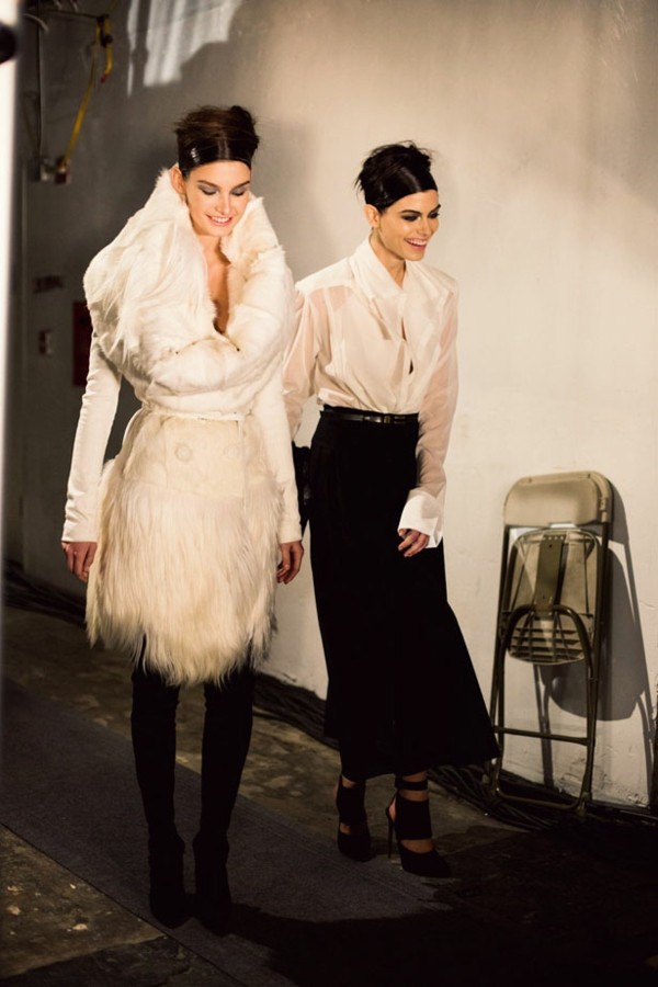 Piesele de modă ale lui Donna Karan în culise îmbrăcăminte-alb-negru-fustă-lungă-blană-de-blană