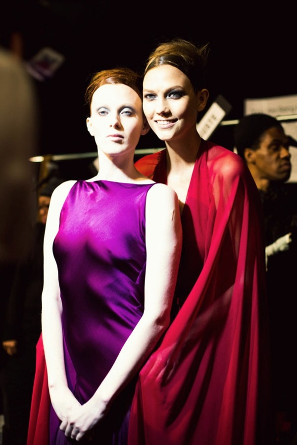 rochii din țesături îndrăznețe întunecate de Donna Karan Rochii-violet-roșu-închis-de-Donna-Karan