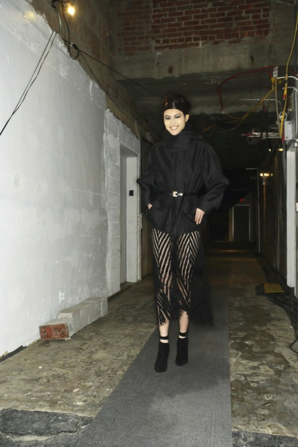 Colecția Donna Karan în tonuri întunecate părți transparente fusta-transparentă-pantofi-negri-în-culise