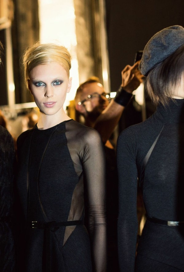 Model cu păr drept și rochie Donna Karan rochie-neagră-transparentă-fixată-în-păr