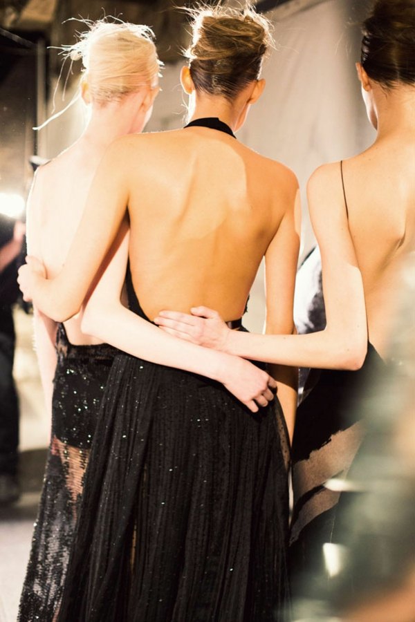 Modele și ședință foto de rochii fără spate de Donna Karan rochii-fără-spate-transparente-de-Donna-Karan