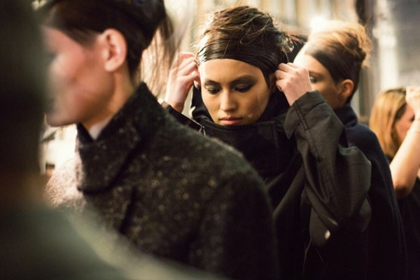 Modele Donna Karan cu piese de modă în culise Modelele-pregătesc-ele-paltoane-întunecate