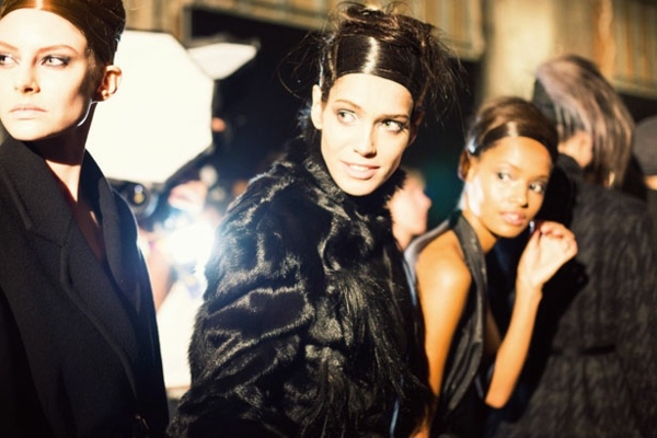 în modelele de lanterne de la Donna Karan rochie gri de blană Modele-culise-fixate-în-paltoane-de-păr-Donna-Karan