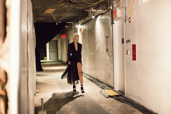 rochie croială înaltă cu decolteu de Donna Karan Model-în-mișcare-culoar-alb-pereți-și-uși.