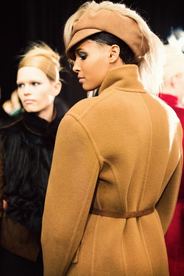 Palton și pelerină din lână în model maro de Donna Karan Coat-cu-pelerina-blana-haina-in-maro