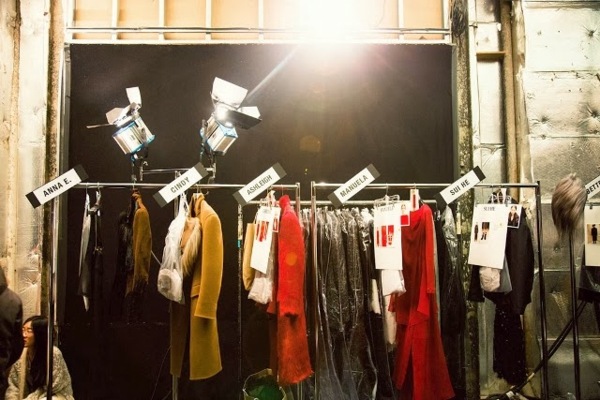 în vestiarul Donna Karan și piesele de modă haine-agățate-în-culise-cu-lumini