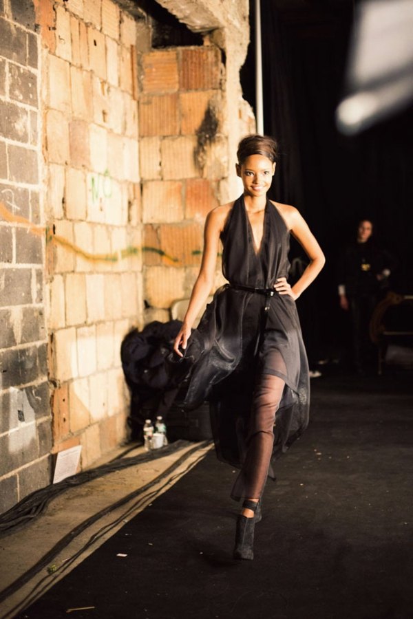 culise în centrul atenției colecția Donna Karan rochie-gri-perete-cărămidă-culise