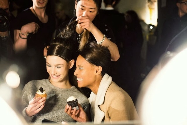 În culise, Donna Karan și modelele Donna Karan Muffins