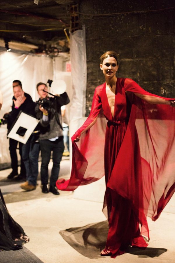 Rochie de seara din sedinta foto din sifon si satin Photoshoot-rochie-roșie-cu-parte-transparentă-din-șifon