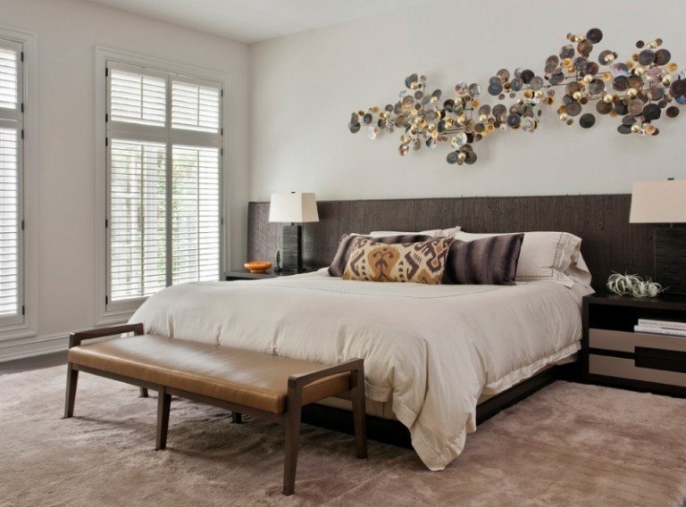 Tabara din lemn si decor metalic pe perete Paturi-pat-lemn masiv-idei de decorare a pereților întunecați