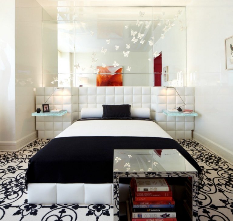 Dormitor cu tăblia patului în culoare albă Tabla-pat-alb-tapițată-oglindă-fluturi-placă de sticlă