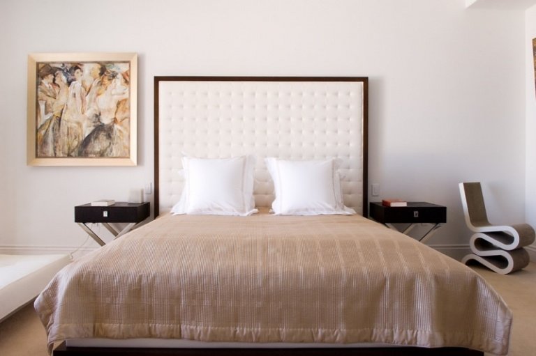 Tăiță albă Chesterfield cu cadru din lemn închis la culoare Pat-pat-alb-tapițat-cadru-din-lemn-mobilier-dormitor