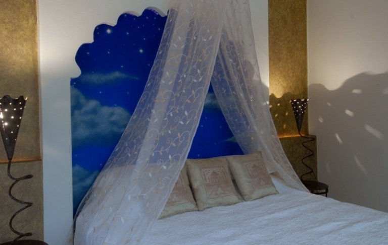 Cameră pentru copii cu tăblie și baldachin Patul-pat-pat-exotic-baldachin-tapet-marocan