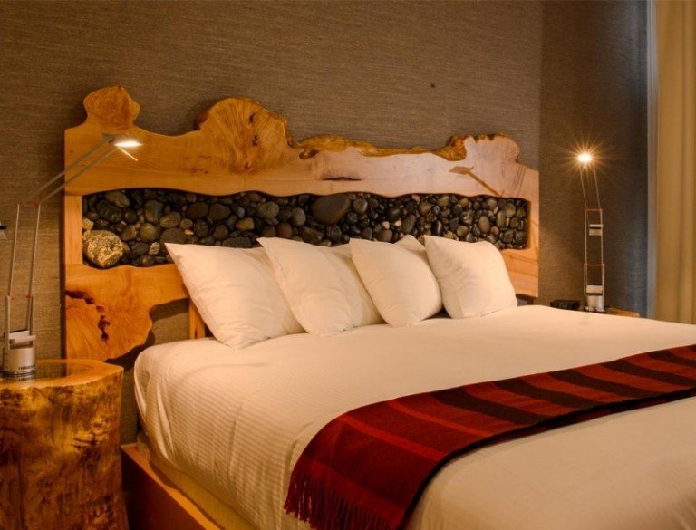 Pat de pat din lemn și pietre de râu Pat-pat-panou de lemn-idei-rustice-reciclate