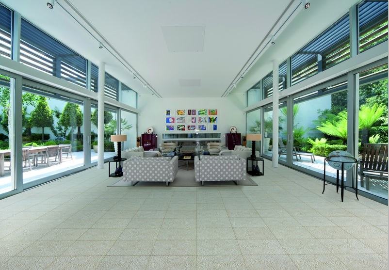 Pardoseala din plută într-un aspect atractiv pentru camera de zi modernă Pardoseală din plută, pardoseală permanentă modernă a camerei de zi