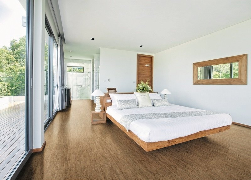 Panourile din pardoseală din plută din dormitor oferă izolare fonică a picăturilor și sunt ușor de întreținut Așternut parchet din plută dormitor pat dublu design