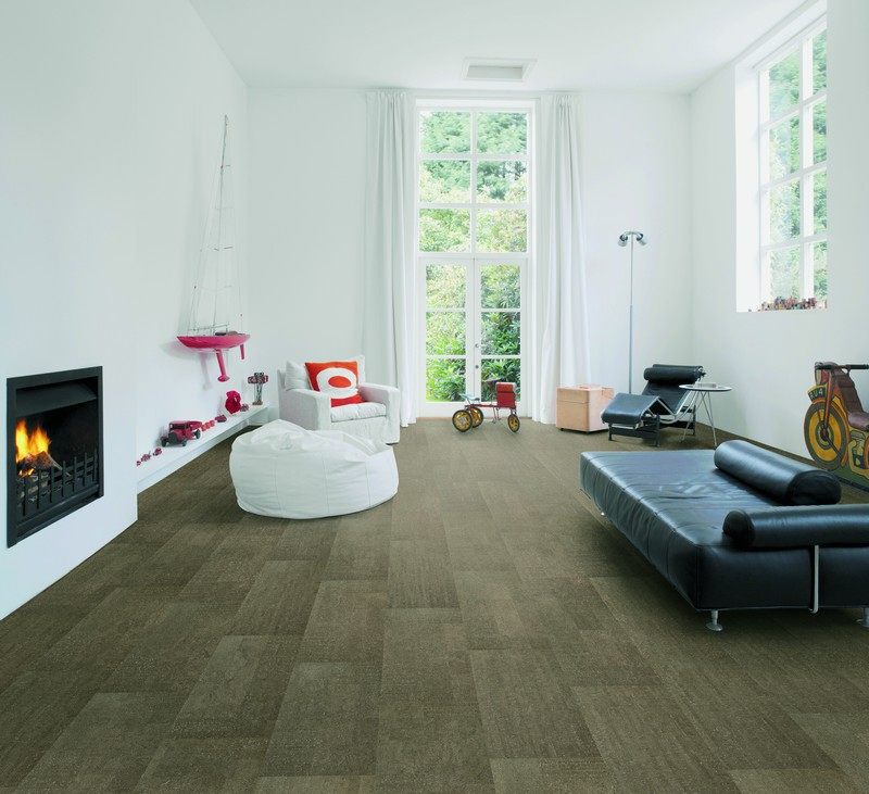 Pardoseala din plută într-un aspect atractiv din lemn pentru camera de zi cu o zonă de joacă Așezarea panourilor din pardoseală din plută, rezistență la apă, ușor de întreținut