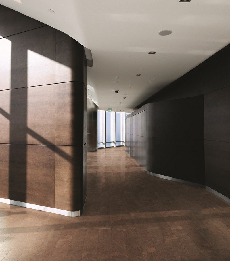 Proiectează holul în culori închise - acoperă pereții și podeaua cu panouri din plută Podea-plută-așezare-podea-întunecată-modernă