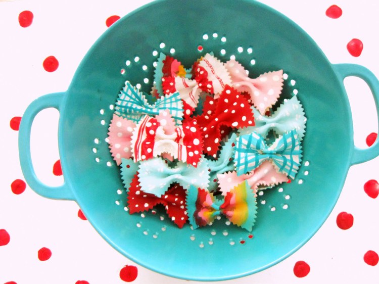 clipește cu paste taiteii tineri vopsesc muște colorate