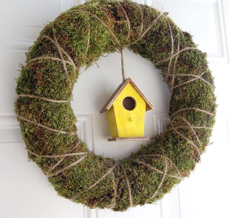 Coroană de ușă ca decor de primăvară din materiale naturale - mușchi, șnur de iută, alimentator de păsări decorare-creativă-primăvară-faceți-vă-singură-coroană-de-ușă-materiale-naturale-mușchi-pasăre-cord de iută