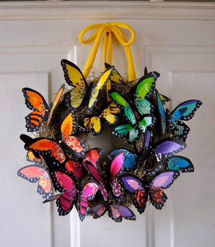 Coroană de ușă cu fluturi minunați în culori curcubeu decorare-primăvară-creativă-faci-tu-singură-coroană-de-ușă-fluturi-colorate-colorate-curcubeu-culori