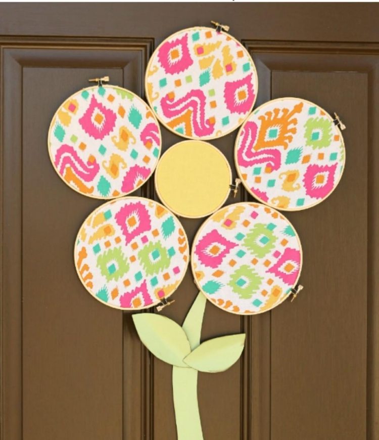 Decorarea ușilor din cadru de broderie acoperit cu țesătură colorată decorare-primăvară-creativă-faceți-vă-singuri-coroană-de-ușă-broderie-țesătură-țesătură-primăvară-culoare-floare
