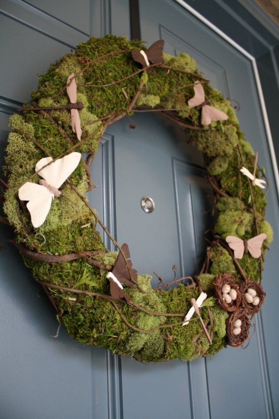 idei de decorare ușă-mușchi-coroană-simboluri-de-primăvară-fluture Decorațiunile ușilor simbolizează coroana de mușchi a cuibului de Paște de fluture de primăvară