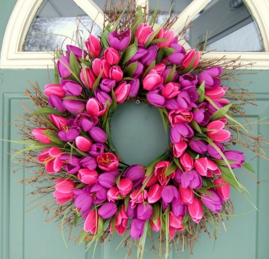 Coroană de flori roz decorare-izbitoare idei de ușă din față Coroana de flori roz deco-vizibilă decorează ușa de la intrare în mod festiv