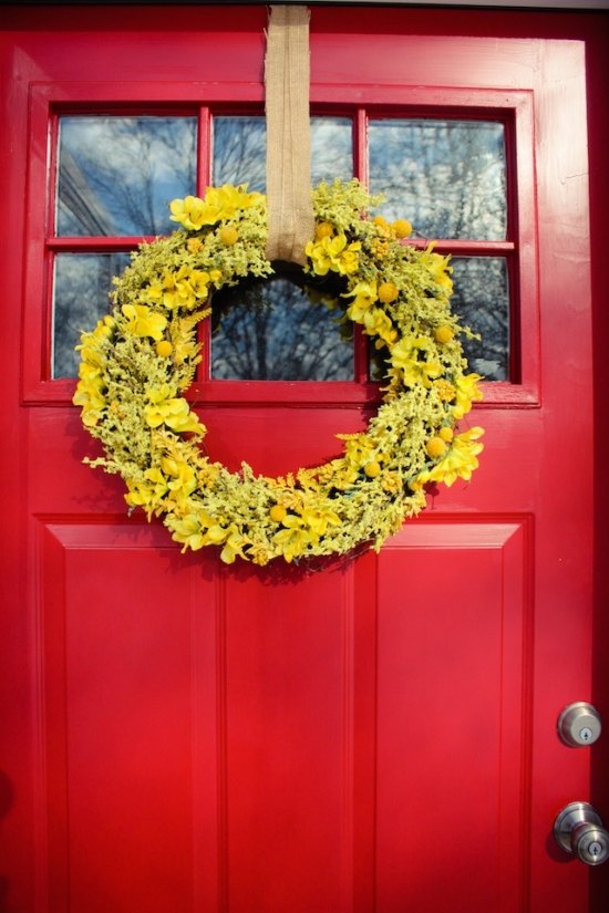 decorare ușă roșie de intrare-coroană galbenă-flori de primăvară decorare ușă de intrare colorată-coroană galbenă-flori de primăvară
