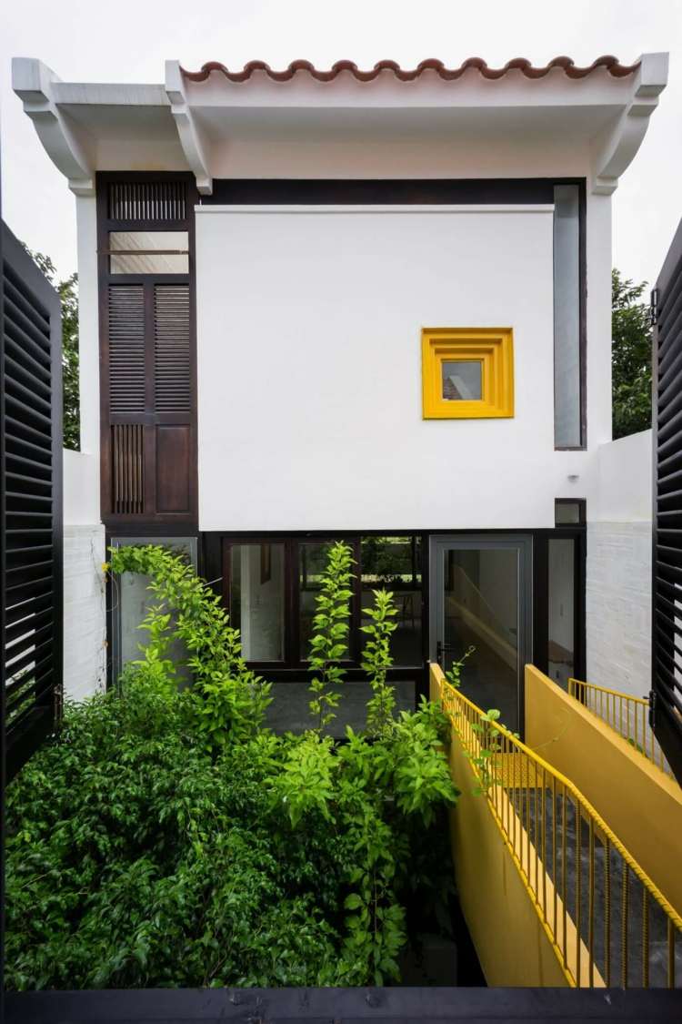 Casa arată mai creativă datorită accentelor galbene design-perete-creativ-curte-pod-fereastră-galben-balustradă