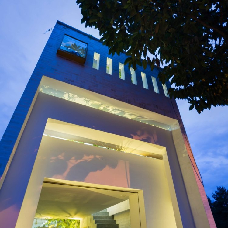Iluminare creativă în zona exterioară design-perete-creativ-iluminat-fațadă-Vietnam-design-casă
