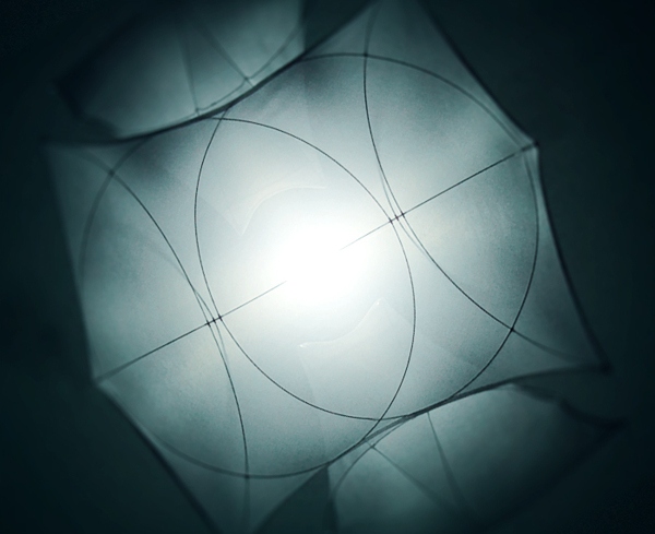 sub vizualizare lampă ikarus geometrică inspirată de mit