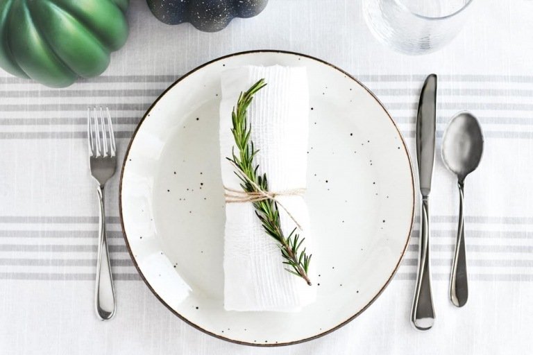 Ziua Recunoștinței idei de decorare ierburi puriste șervețel bumbac alb