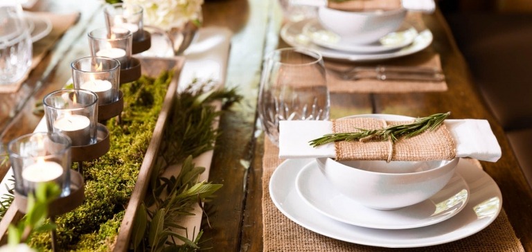 Lumânări plutitoare mușchi crenguțe rozmarin țesătură de in decor elegant de masă