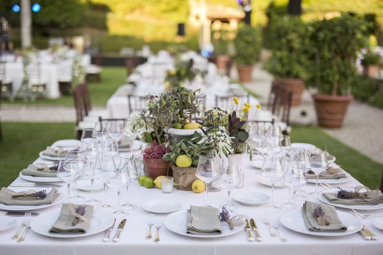 Nunta de vară în aer liber castel lămâi ierburi