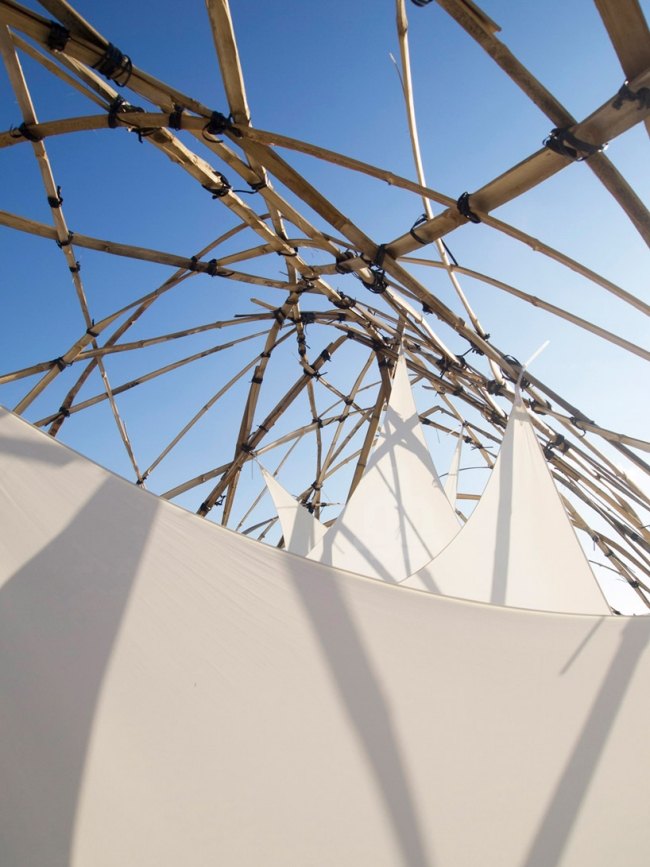 detaliu constructie sculptura design din bambus