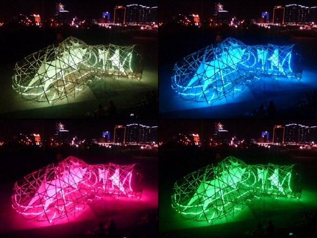 design de sculptură cu lumini colorate din bambus