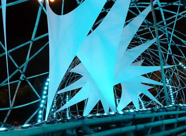 Sculptură de artă în formă de stea cu vele solare din bambus