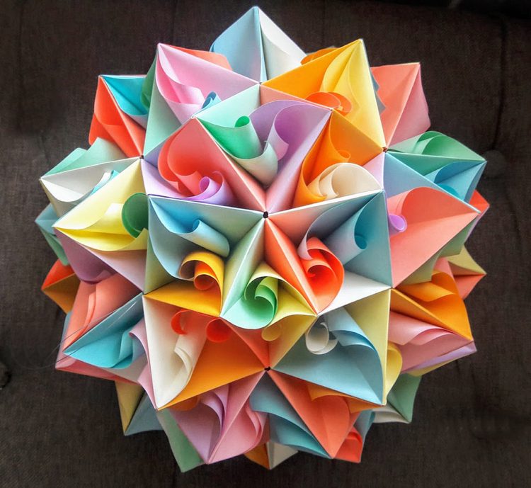 Mingea Kusudama a rotit instrucțiunile de pliere multicolore