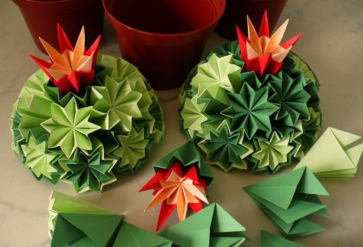 Kusudama Venus cactus flori roșii verzi