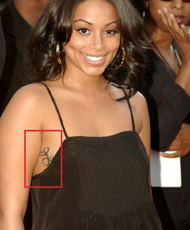 Tatouage de la cage thoracique de Lauren London