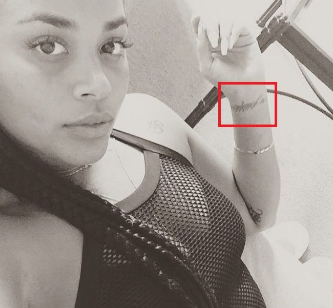 tatouage au poignet de lauren
