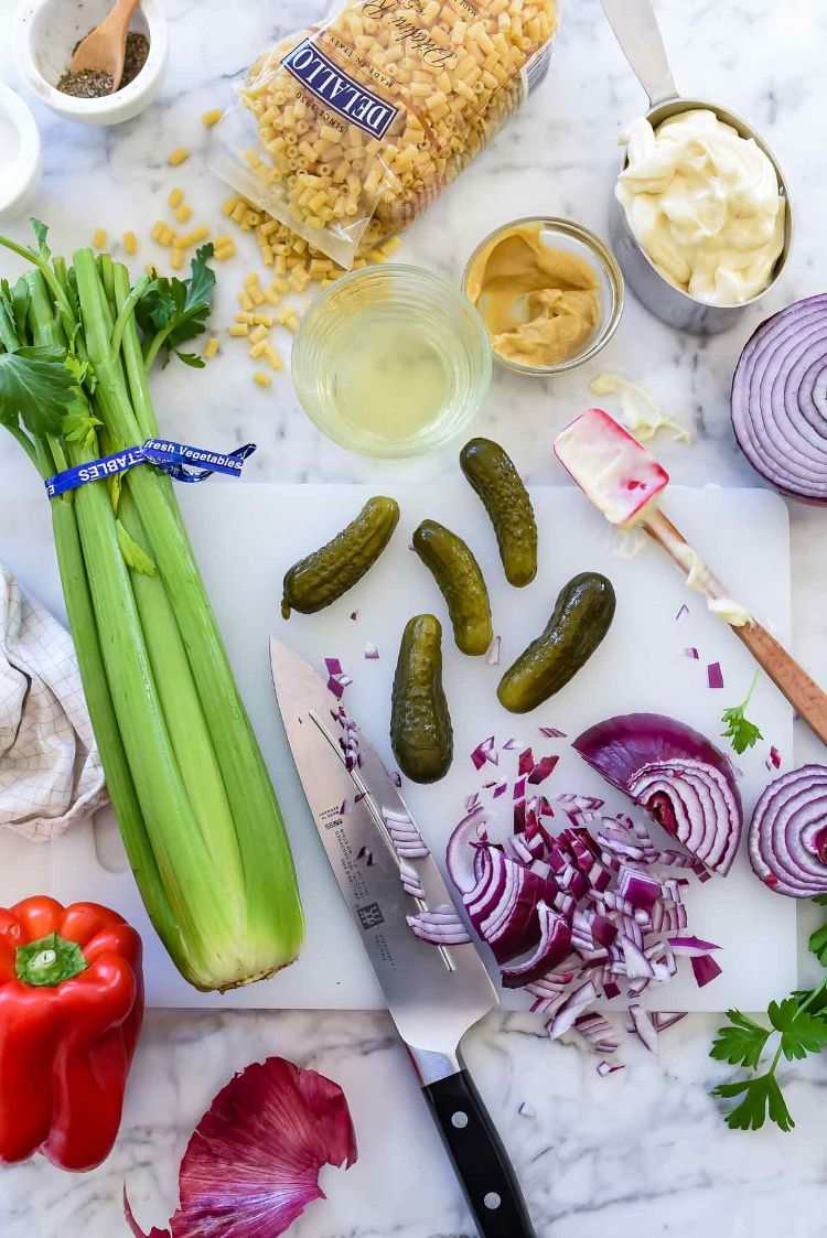 rețetă delicioasă salată de paste clasică de țelină castravete murat ceapă maion