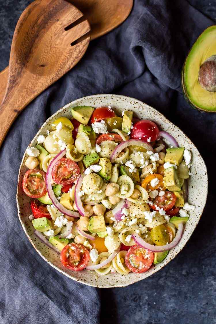 naut ceapă roșii avocado salată delicioasă de paste mediteraneene